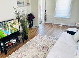 Cozy 2BR House Near Centre with BBQ, Backyard, and Netflix，位于彼得伯勒的酒店