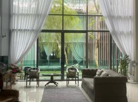 New - Villa with Private Pool & Jacuzzi for 20 ppl in Puchong and Cyberjaya，位于塞贝维的酒店