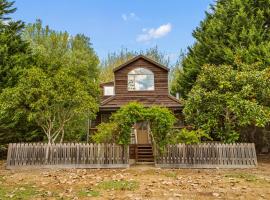 StayAU The Loft 1BR Rustic Picturesque Cottage，位于Badger Creek的酒店