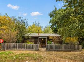 StayAU Cedar Lodge 3BR Quaint Countryside Cottage，位于Badger Creek的酒店