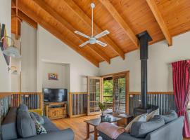 StayAU Conifer Cottage 2BR Serene Lakeside Haven，位于Badger Creek的酒店