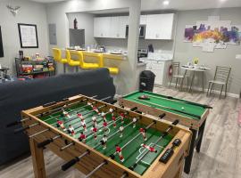 Central Retreat and Games Galore 7 mins from AT&T，位于阿林顿的酒店