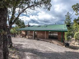 Hughes, Cabin at Ruidoso, with Forest View，位于鲁伊多索的酒店