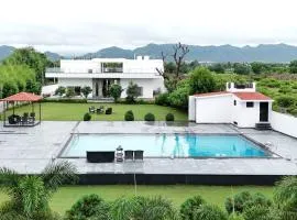 StayVista at Aravali Villa with View, Pool & BBQ