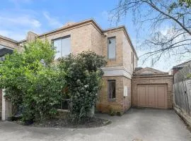 Doncaster East Home walking to shops restaurants