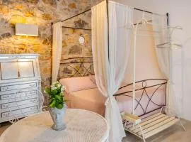 Monolocale con bagno, angolo cottura e letto matrimoniale a Baldacchino