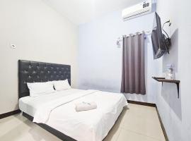 Homestay Sido Joyo near Sunrise Mall Mitra RedDoorz，位于Mojokerto的酒店