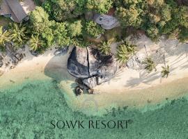 Somewhere Only We Know Resort，位于Baan Khai的酒店