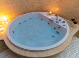 Villa Dolce Vita - Vista Colline, Jacuzzi, 3Suites & 5min dal mare，位于拉佩多纳的酒店
