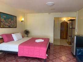 Hotel Seaview Pirates Terrace，位于Ban Phru Ching (1)的宠物友好酒店