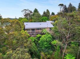 Azimuth - Spacious Family Retreat with City Views，位于温特沃斯瀑布的酒店
