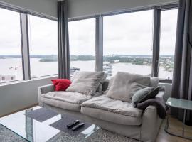 18th Floor Helsinki High Point 1 BDR Apartment with City View - Free Garage Parking，位于赫尔辛基的酒店