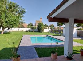 Chalet con piscina flor de la vida