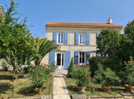 Maison de vacances en pierre avec piscine，位于Saint-Mard的酒店