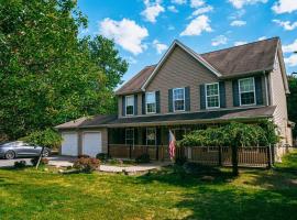 Gorgeous Cozy 5 Bedroom House with Hottub,Lake,Pool，位于Albrightsville的乡村别墅
