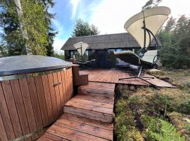 Black house in the forest with Hot Tube and Home theater for movies，位于Līči的酒店