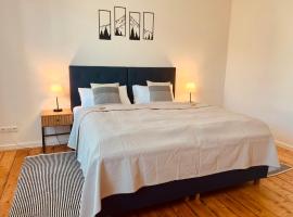 E&M Living - Casa Selhof Bad Honnef，位于巴特洪内夫的带停车场的酒店