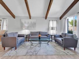 High Desert Dream on the Fairway WiFi Smart TVs，位于维克多维尔的酒店