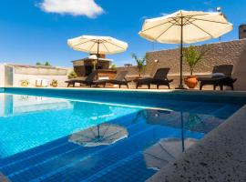 皇家酒店，位于科洛尼亚-德尔萨克拉门托的带泳池的酒店