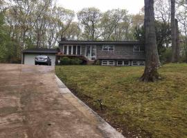Renovated and Spacious Summer Home with Water View，位于格林波特的酒店