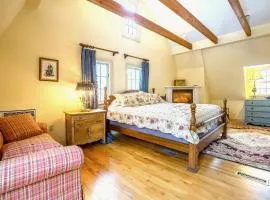 Private Tavern, Hot Tub, 8-Fireplaces, Spa Baths, Fire Pit, Baths Ensuite - Shop or Ski!