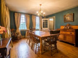 Fireplace, Ski-Okemo, Apple Trees, Piano, Amazing Views, Firepit, Priory, Pool, Fields, Theatre!，位于Weston的酒店