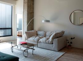 Penthouse with pool and parking，位于蒙特利尔的酒店