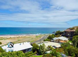 Stunning Views & Renovated Beach Chic，位于Carrickalinga的酒店