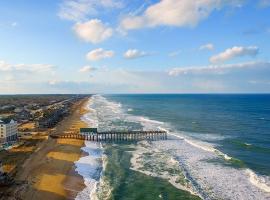 Welcome to Your Coastal Retreat in Kitty Hawk,NC，位于奇蒂豪克的带停车场的酒店