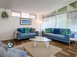 Renovated 3BR One Street to Beach，位于维克多港的酒店