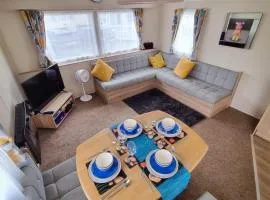 Chic, spacious & fun coastal retreat - family friendly - 3 min walk to beach