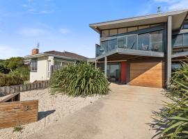 Beach and Reef Townhouse，位于Marengo的酒店