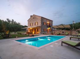 Villa with pool, olive garden and sea view by TRAVELER tourist agency Krk - ID 2147，位于斯科比西奇的酒店