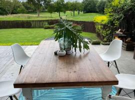 Lovely Family Home in Pecanwood Golf Estate，位于Kosmos的酒店