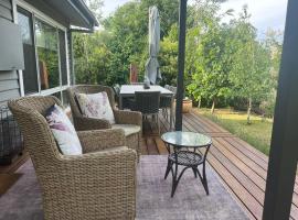 Acorn Cottage Whitfield King Valley，位于Whitfield的酒店