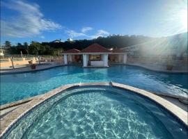 Ocean Front Apartment with Pool，位于伊莎贝拉的酒店