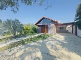 Linda Casa de Campo Nova em condomínio com piscina aquecida