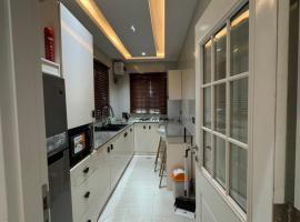 Five Palms One Bedroom Pent House Apartment，位于Sagisa的带停车场的酒店