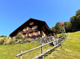 Revier hike to Herrenegg，位于Engi的酒店