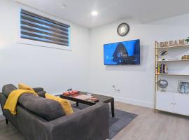 Cozy 1-Bedroom Basement Suite in Rosewood，位于萨斯卡通的酒店