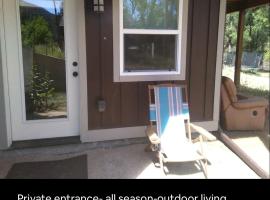 River Mountain Getaway-private, large, in- law apt，位于Jamestown的酒店