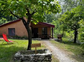 Gîte 6 personnes avec piscine，位于Agnac的酒店