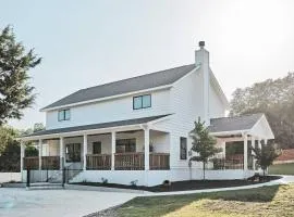 Hill Country Farmhouse by Canyon Lake & Wimberley