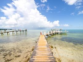 Florida Keys Getaway with Stunning Ocean Views，位于雷顿的酒店