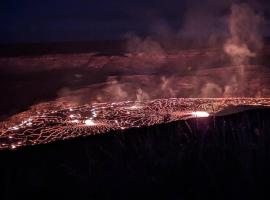 Local Living in Volcano Hawaii Breeze&5 mins to Volcano National Park，位于沃尔卡诺的别墅