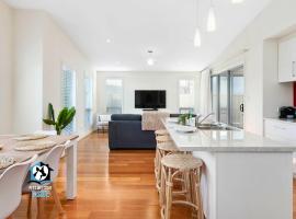 Light Filled Modern & Stylish 3BR Holiday Home，位于维克多港的酒店