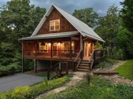 River Rock Cabin - Comfortable, Private Home with King Beds & Mountain Views，位于Horse Shoe的酒店