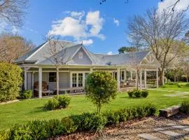 Chanticleer Gardens Barn cottage with a Pool