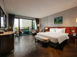 Le Premier Hotel & Rooftop Bar