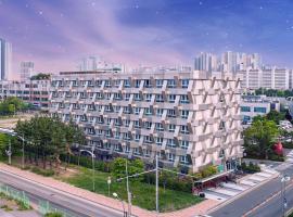 Chungchoho Best Hotel，位于束草市的带泳池的酒店